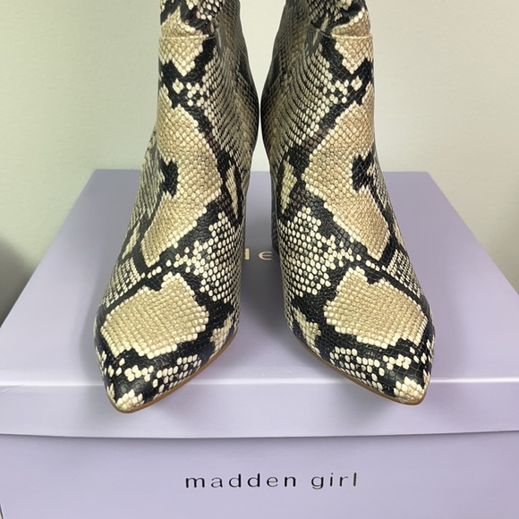 Brand new Madden Girl Woman’s Boots. Size 6. Comes with box but no top. - Picture 3 of 10